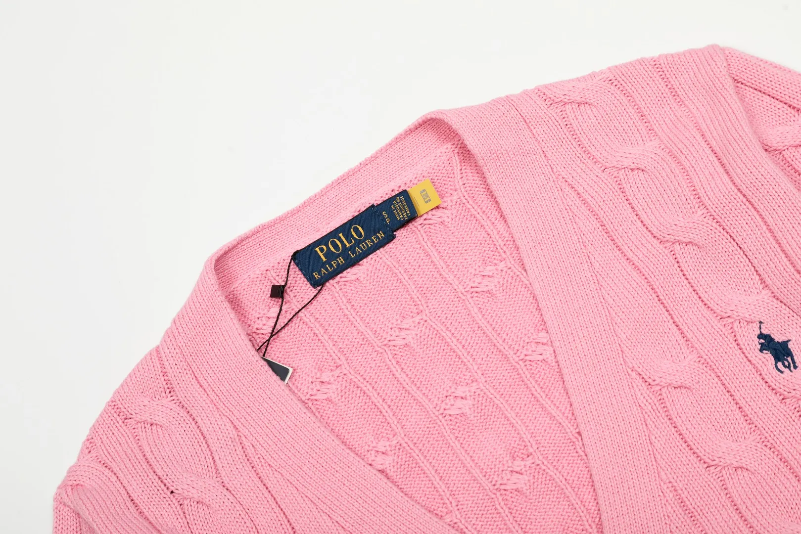 P250 Top quality" Style number: DS113# (not off the shelves all year round) [Ralph Lauren large V-neck solid color pony embroidered logo twist knitted cardigan] ✅Ralph Lauren classic basic versatile goddess style large V-neck knitted cardigan jacket ✅Main supply platform live broadcast Wholesale entities Replenish when out of stock Not off the shelves ✅ZP quality 1:1 version Scan the code to enter the GF website Counter quality ✅Detailed quality is the only one in Guangzhou Imported quality cotton yarn, focusing on high-end, cost-effective, good quality needless to say ✅The version is restored to the original order, the maximum size can be worn up to 160 pounds, loose, comfortable and stress-free ✅The upper body is simple and easy to match, ootd must-have style, good-looking clothes are never picky, a must-have in the goddess' wardrobe. Size: S-XL Color: Black White Gray Light Blue Khaki Pink Yellow Chinese Red Navy Blue White Label Navy Blue Red Label